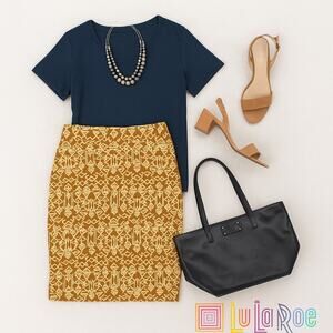 𝅺NWT LuLaRoe Buttercream & Gold Cassie
